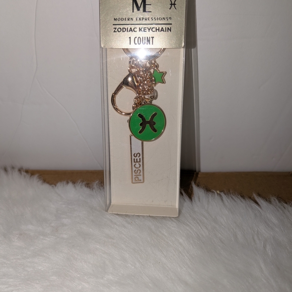 ♥️Green Pisces Zodiac Keychain New In Package Goldtone hardware - Picture 1 of 2